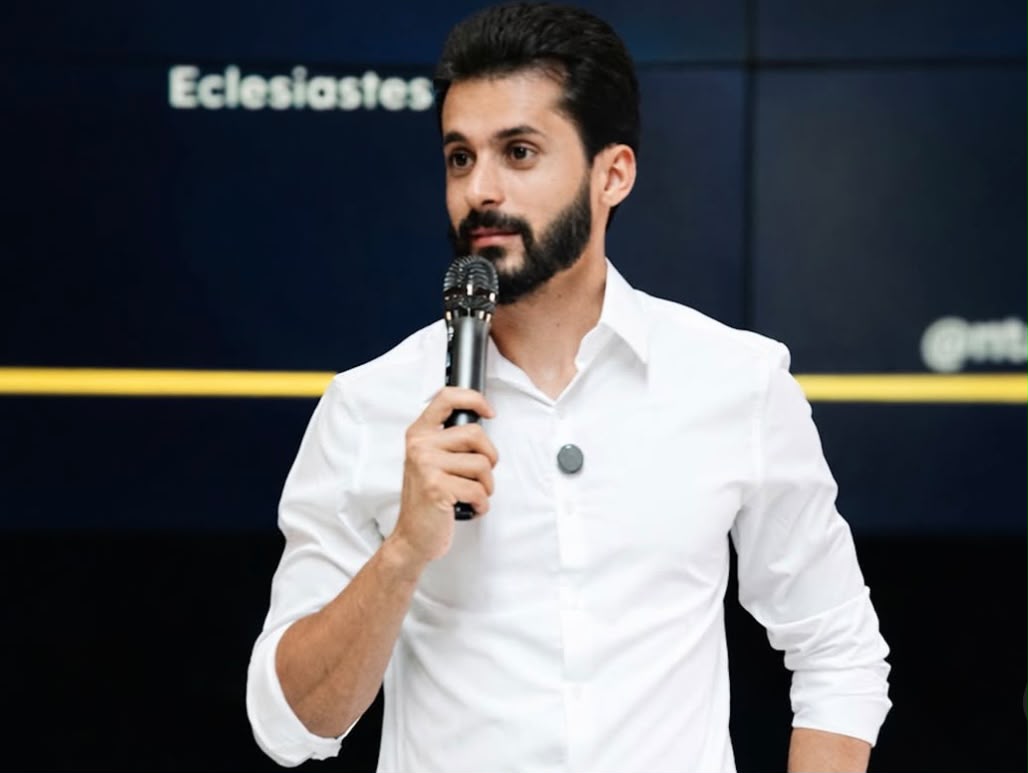 Criador da Mentoria Êxodo falando em público